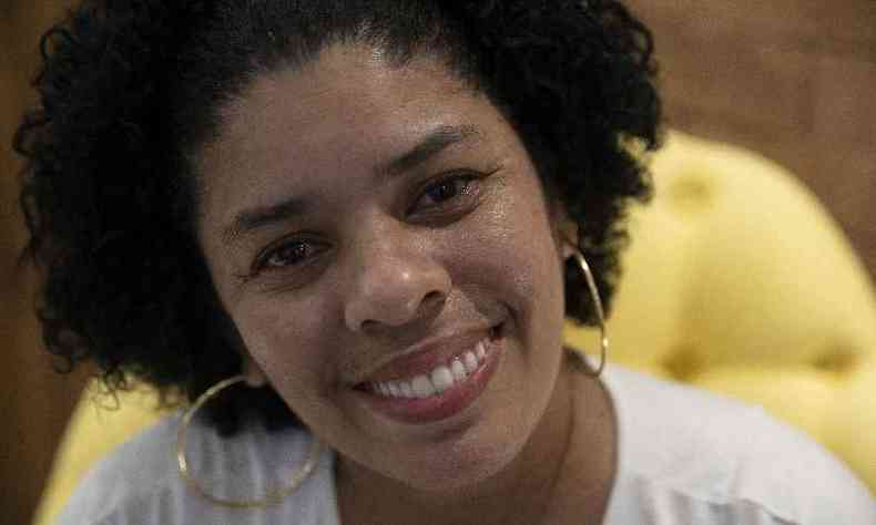 Ana Claudia Rocha Ferreira, 37 anos, foi vtima de violncia domstica e teve os dentes arrancados ao ser espancada. Agora j pode sorrir novamente(foto: Carlos FABAL / AFP)