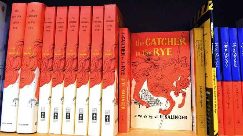 Cpias do livro 'O Apanhador no Campo de Centeio', de JD Salinger, em uma estante