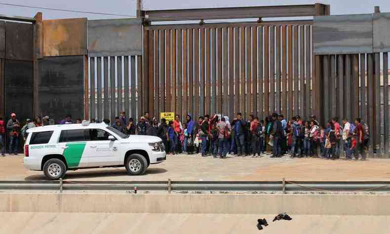Imigrantes de pases da Amrica Central aguardam enquanto so abordados pela polcia em Ciudad Juarez, no Mxico(foto: Herika Martinez/AFP)