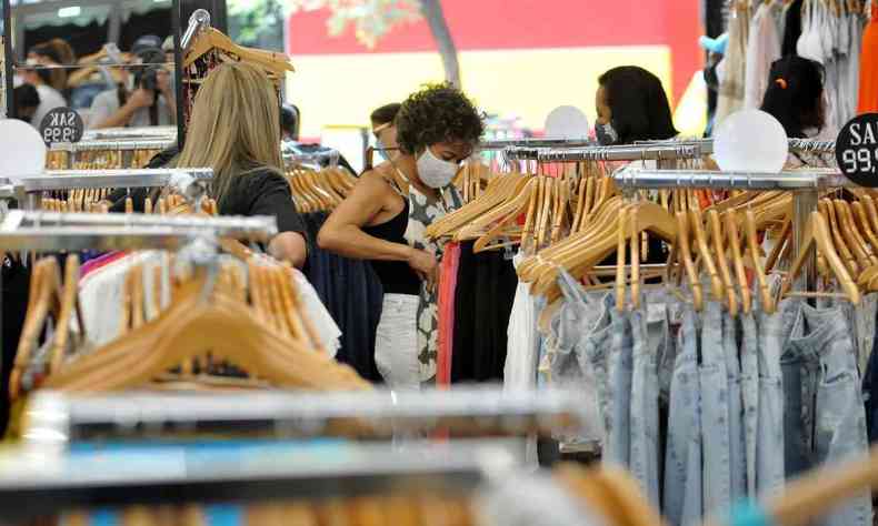 consumidores fazem compras em loja do Centro de BH para o natal de 2021