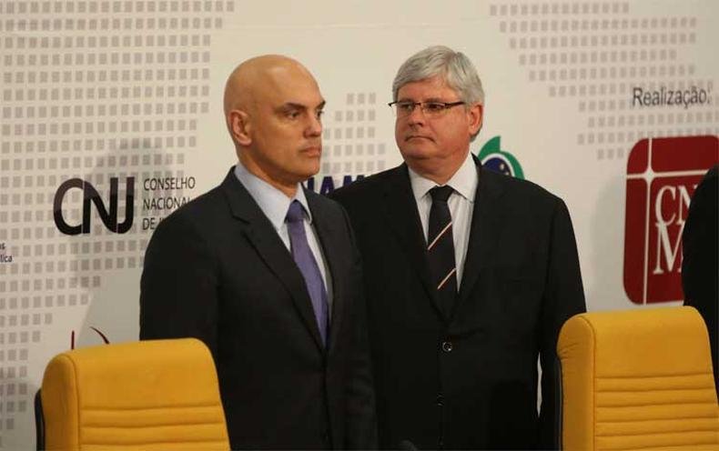 Alexandre Moraes (E) exp�s a Rodrigo Janot o inc�modo do Planalto com o vazamento do depoimento do ex-diretor de Rela��es Institucionais da Odebrecht Cl�udio Melo Filho(foto: Valter Campanato/Ag�ncia Brasil )