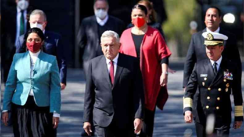 AMLO em cerimnia em 9 de fevereiro, depois de se declarar curado da covid-19; presidente no costuma usar mscaras(foto: Reuters)