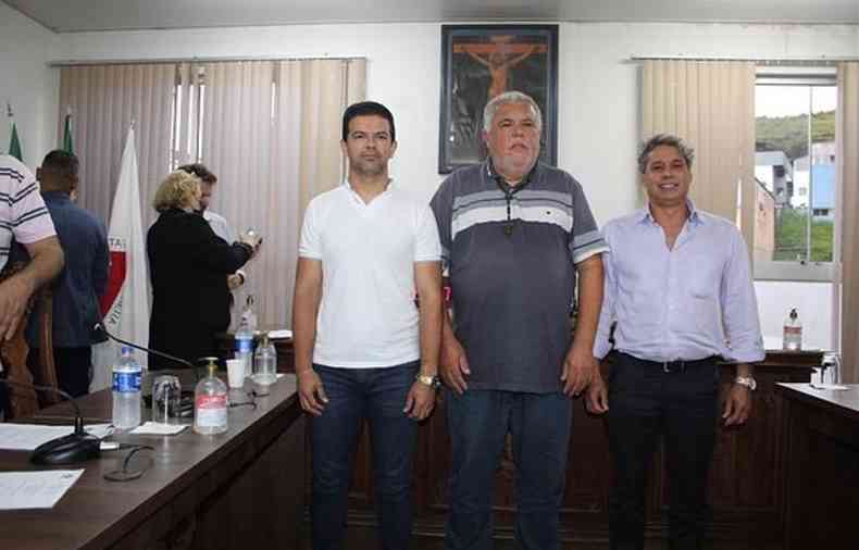 No centro, o presidente e futuro prefeito interino, Edson Agostinho - Leito - (Cidadania)