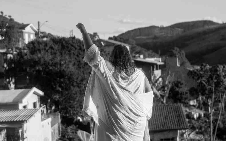 Foto em preto e branco de Jssica Balbino de costas com as mos em punho