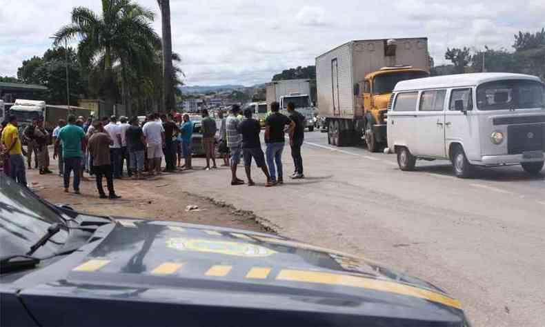 Protesto de perueiros fechou a BR-040 na altura do Bairro Guanabara(foto: Edsio Ferreira/EM/D.A Press)