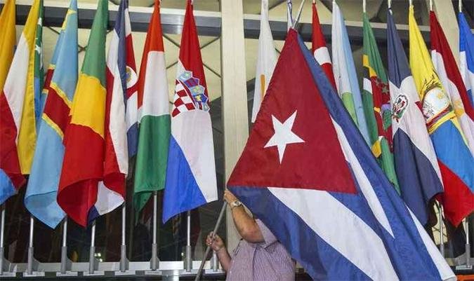 A bandeira cubana se somou �s demais bandeiras de outros pa�ses que ficam no lado de fora do pr�dio em Washington (foto: AFP PHOTO / Paul J. Richards )