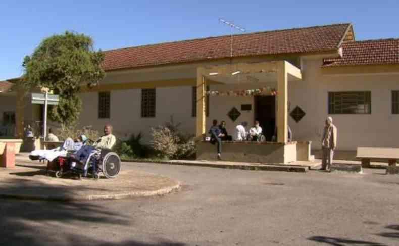 Fachada do Colnia, conhecido com o maior hospcio do Brasil. Hoje, o local abriga o Centro Hospitalar Psiquitrico de Barbacena e conta com 171 pacientes em regime de internao de longa permanncia(foto: Reproduo/TV Brasil)