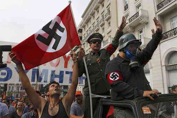 Algumas pessoas se vestiram de nazistas para protestar(foto: REUTERS/Yannis Behrakis )