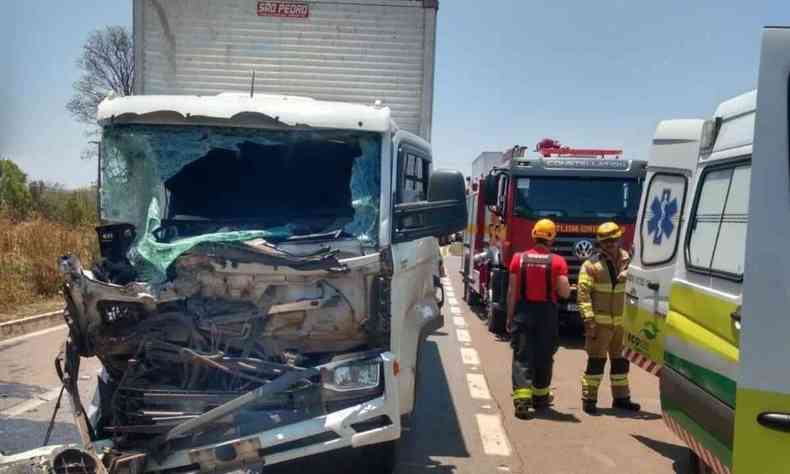 Imagem mostra frente do caminho destruda aps coliso na BR-135