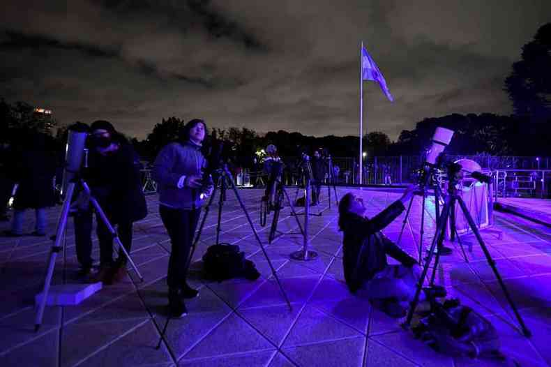 Argentinos usaram telescpios para ver o eclipse