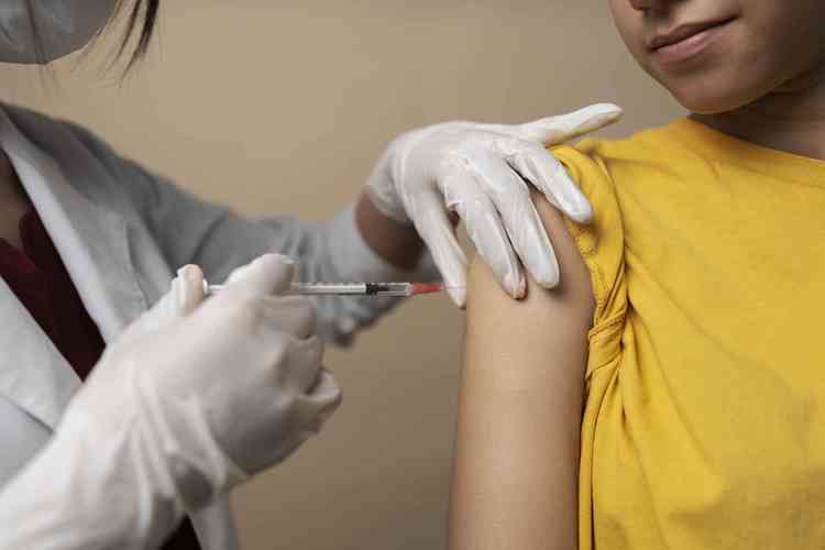 Garota de visual frontal sendo vacinada