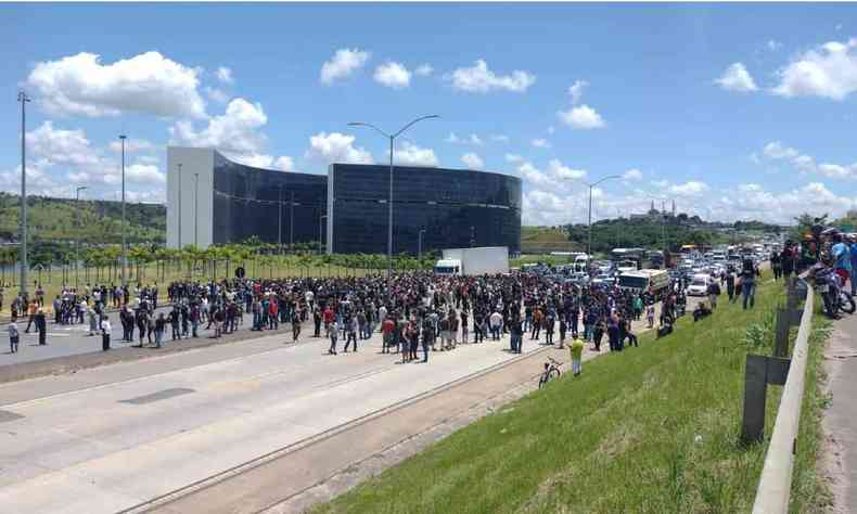 Multidão em protesto próximo ao cidade administrativa na MG-10