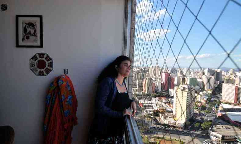 De sua janela, Julieta Boedo constata reduo no isolamento em BH (foto: Alexandre Guzanshe/EM/D.A Press)