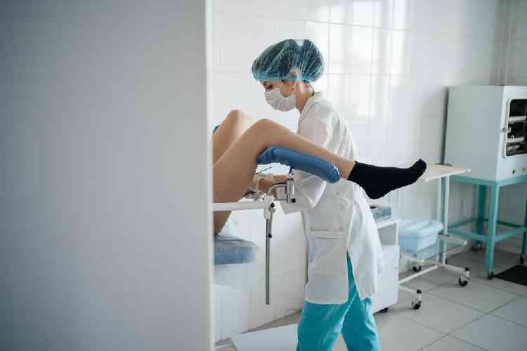 Mdica faz exame ginecolgico em paciente 