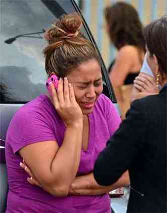 Shamira Pisciotti, filha de casal morto durante crime, emocionou-se ao falar com jornalistas(foto: REUTERS/Gaston De Cardenas )