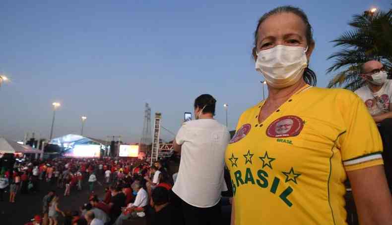 Costureira Azenilda Queiroz com bandeira do Brasil