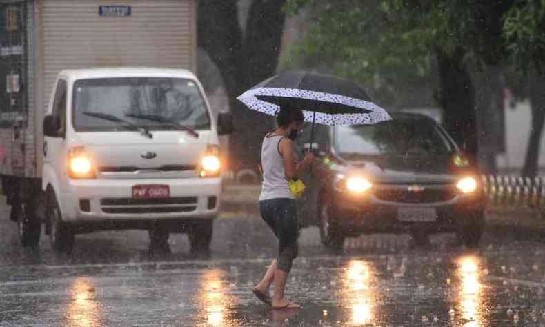 Chuva na Avenida Getlio Vargas, na Savassi, em BH(foto: Gladyston Rodrigues/EM/D.A. Press)