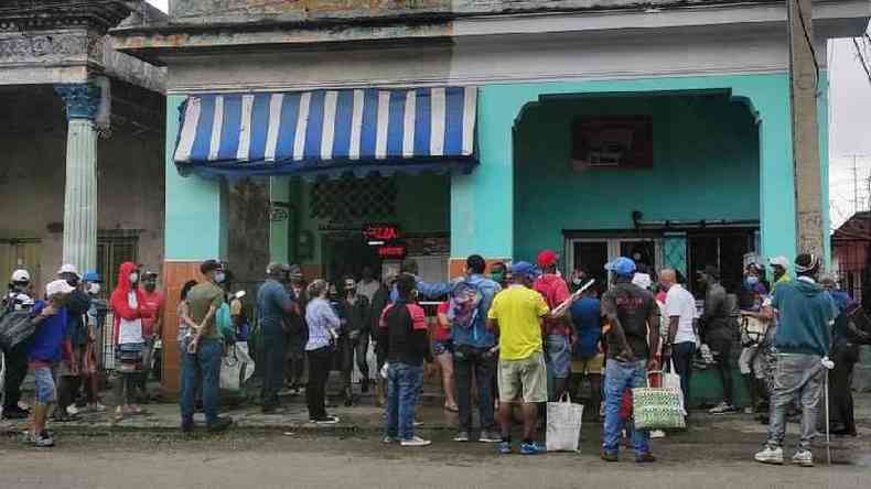 Escassez e filas aumentaram em Cuba como resultado da pandemia e das recentes reformas econmicas(foto: AFP)