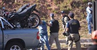 O carro que transportava motocicletas chamou a atenção dos policiais e quando abordado, eles constataram o mandado.(foto: Edésio Ferreira/EM/DA Press) O carro que transportava motocicletas chamou a atenção dos policiais e quando abordado, eles constataram o mandado.(foto: Edésio Ferreira/EM/DA Press)