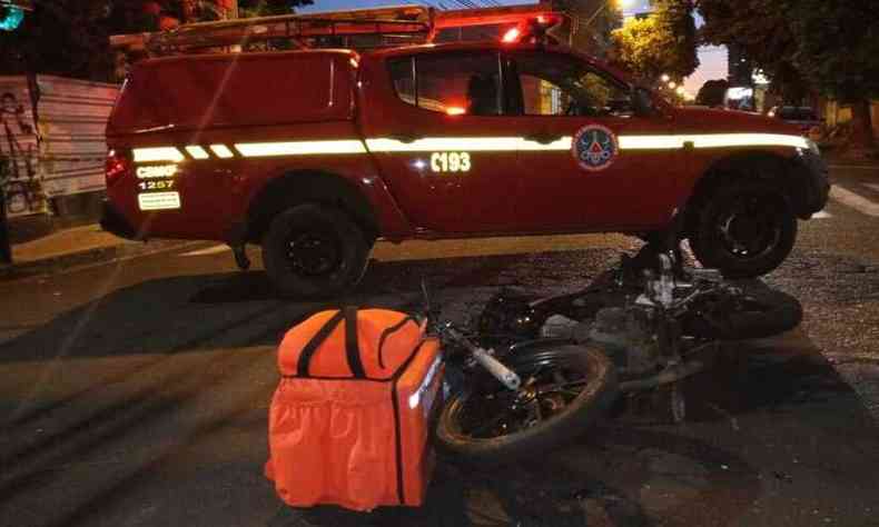 Motociclista foi resgatado em estado grave(foto: Corpo de Bombeiros/Divulgao)
