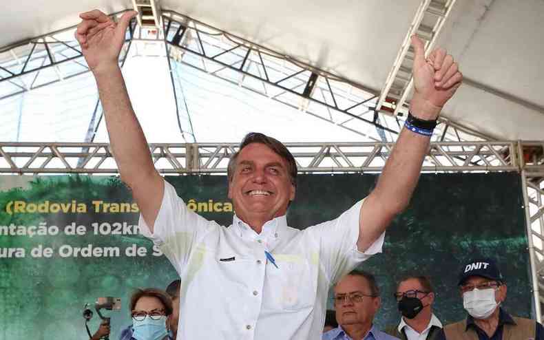 Presidente Jair Bolsonaro com os braos para o alto