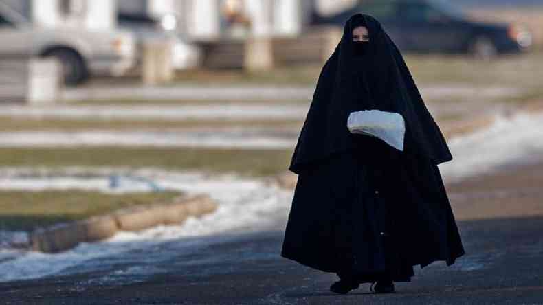 Mulher integrante da Lev Tahor caminha na rua