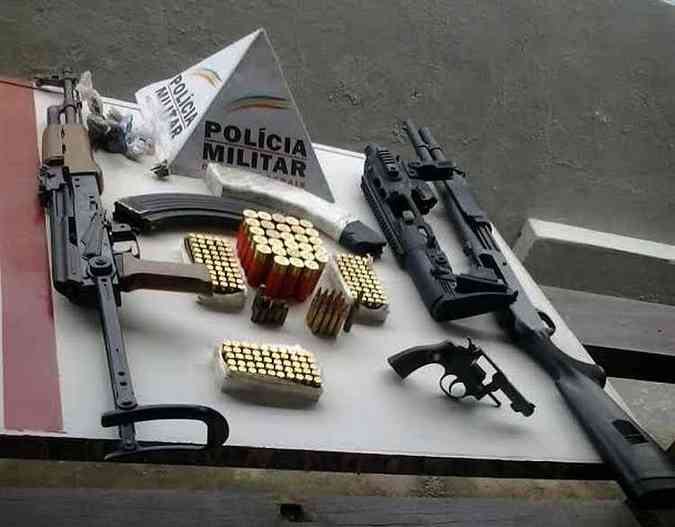 As armas foram encontradas depois de uma denncia annima(foto: Polcia Militar (PM) / Divulgao)