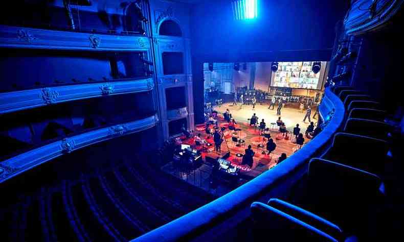 Na reabertura gradual das atividades culturais na Holanda, o Teatro Real, em Haia, abriga apresentao com plateia reduzida e a prtica de distanciamento, no ltimo dia 1 de junho(foto: Phil NIJHUIS/AFP)