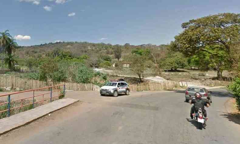 Adolescente foi deixada na Rua Quarenta e Um, em Ibirit(foto: Reproduo/Google Street View)