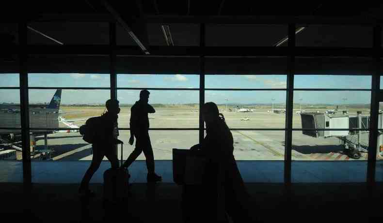 Passageiros caminhando no Aeroporto Internacional de Confins