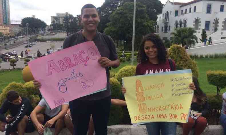 Os estudantes Renato Batista e Ana Lusa de Arajo distriburam abraos aos candidatos(foto: Larissa Ricci)