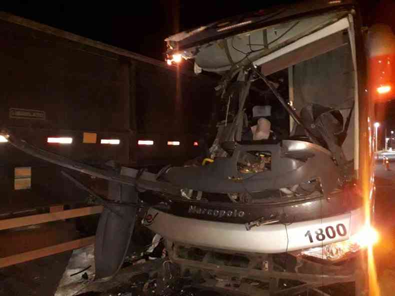 Colisão entre ônibus e carreta matou tenente do Corpo de Bombeiros de Minas Gerais(foto: CBMMG/Divulgação)