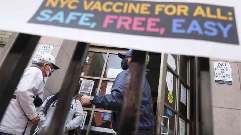 A cidade de Nova York chegou a cancelar e adiar milhares de marcaes para vacinas devido a questes de abastecimento(foto: EPA)