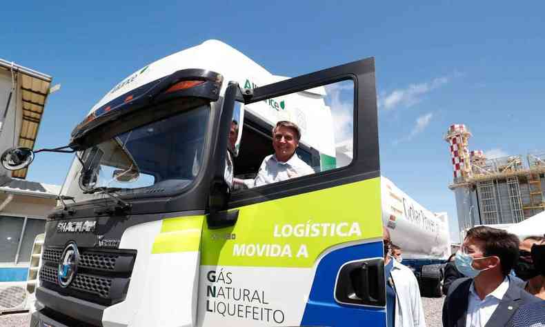 Presidente Jair Bolsonaro em um caminhão.