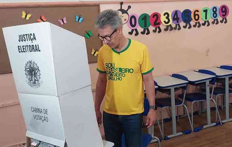 Na foto, Zema durante votao, em Arax