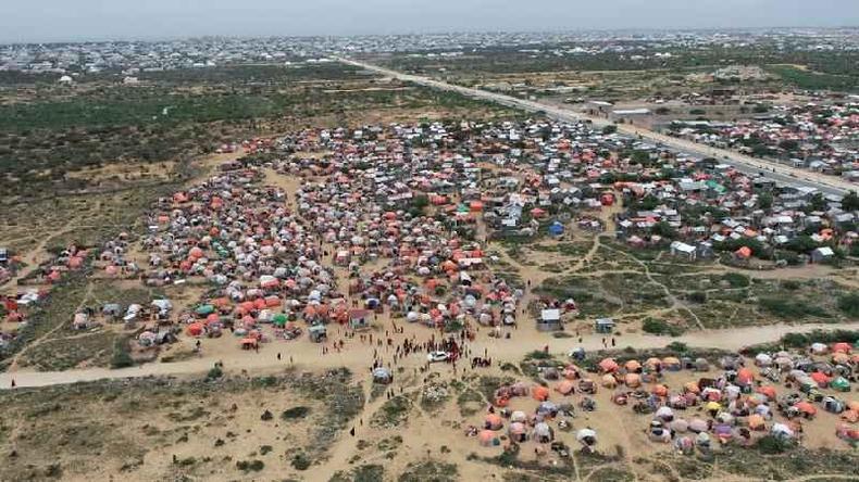Mais de 1 milhão de pessoas foram forçadas a deixar suas casas por causa da seca na Somália(foto: Abdulkadir Mohamed/NRC) Imagem aérea de um campo de desabrigados perto de Mogadício