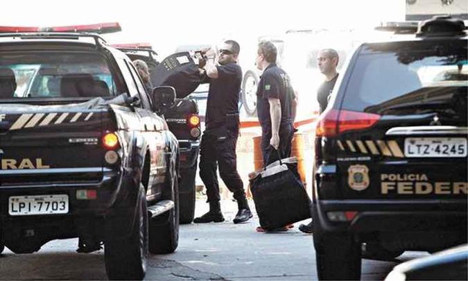 Policiais federais cumprem mandado da Operação Lava-Jato: dos 25 presos na última fase da operação, 12 continuam detidos (foto: Agência O Globo - 22/8/14) Policiais federais cumprem mandado da Operação Lava-Jato: dos 25 presos na última fase da operação, 12 continuam detidos (foto: Agência O Globo - 22/8/14)