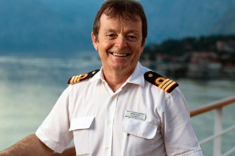 Após ter trabalhado como animador a bordo de navios de cruzeiro por muitos anos, o guitarrista Moss Hills se tornou diretor de cruzeiros(foto: BBC) Moss Hills