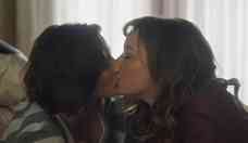 Primeiro beijo lsbico entre Clara e Helena em 'Vai na F'  comemorado