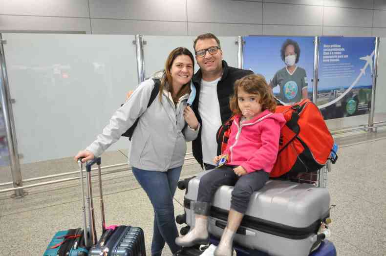 Uma famlia com pai, me e filha no aeroporto