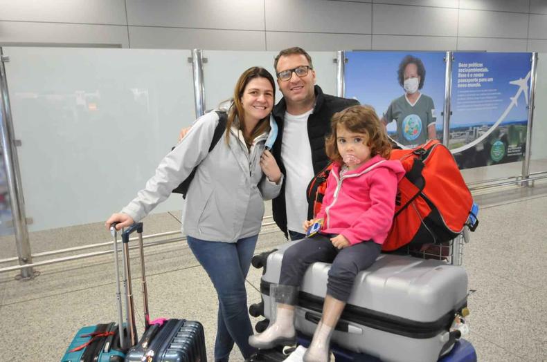 Uma família com pai, mãe e filha no aeroporto