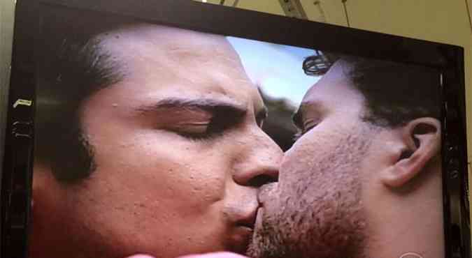 O to esperado beijo gay em uma novela das nove aconteceu durante a exibio do ltimo captulo da novela Amor  vida(foto: Globo/Reproduo)