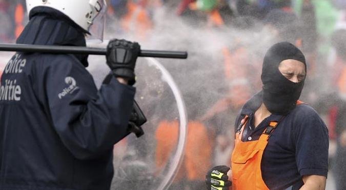 Manifestantes entram em confronto com a pol�cia na capital da B�lgica na primeira 