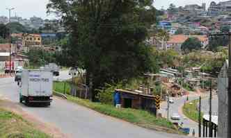 No Bairro das Indstrias, Regio do Barreiro, nova fileira de barracos vai se formando em uma das bifurcaes da pista marginal da rodovia(foto: Euler Jnior/EM/DA Press)