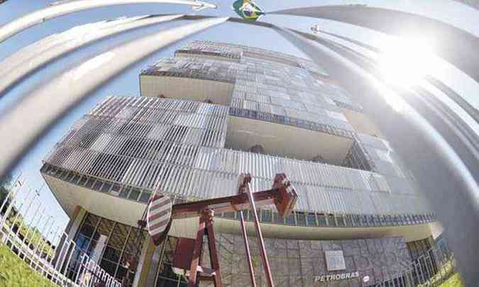 Fachada da sede da petroleira no Rio de Janeiro: sangria sem fim na maior estatal brasileira(foto: Vanderlei Almeida/AFP )