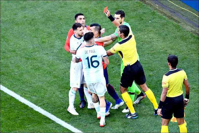 O rbitro paraguaio Mario Daz deu carto vermelho a Messi e a Medel aps troca de empurres. Hermanos ficaram em terceiro com o 2 a 1 no Itaquero(foto: EVARISTO S/AFP)