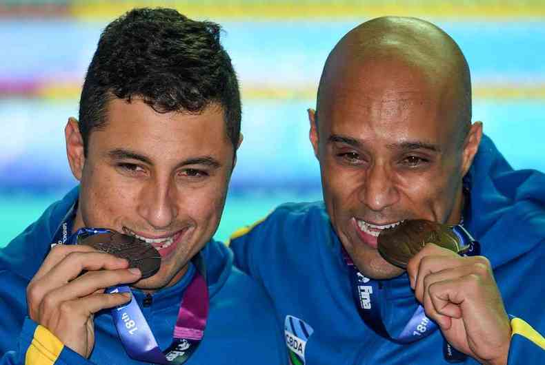 Felipe Lima (prata) e Joo Gomes Jnior (bronze) comemoram a dobradinha brasileira nos 50m peito em Gwangju, na Coreia do Sul(foto: Oli SCARFF/AFP)