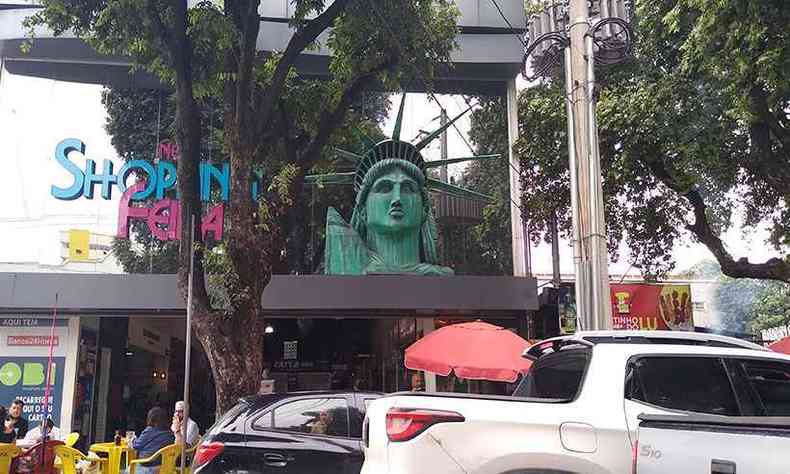Cabea da Esttua da Liberdade, em um shopping popular de Governador Valadares. Trao americano na cidade.(foto: Tim Filho)