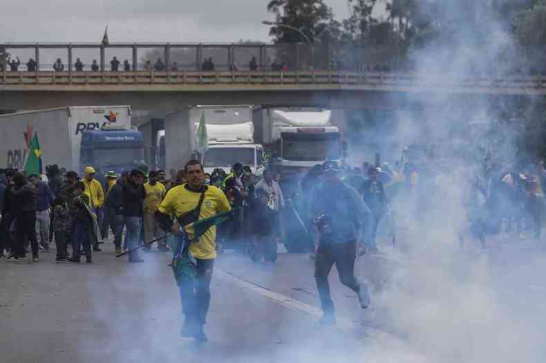 Confronto entre bolsonaristas e PMs na rodovia Castelo Branco, em SP