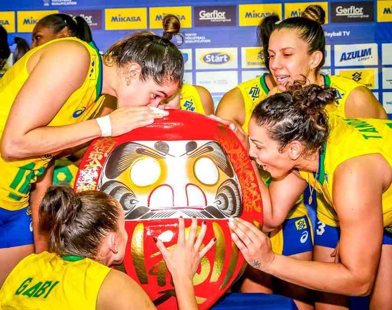 Jogadoras brasileiras posam com o boneco Daruma, que  um smbolo da sorte para os japoneses, anfitries dos prximos Jogos Olmpicos, em 2020(foto: FIVB/DIvulgao)